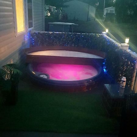 3 Bedroom Caravan With Hot Tub Tattershall Lakes エクステリア 写真