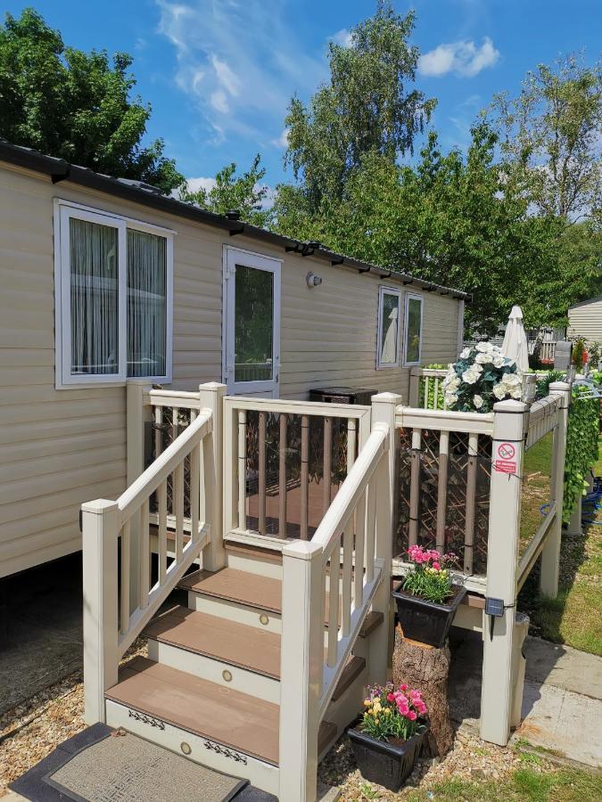 3 Bedroom Caravan With Hot Tub Tattershall Lakes エクステリア 写真