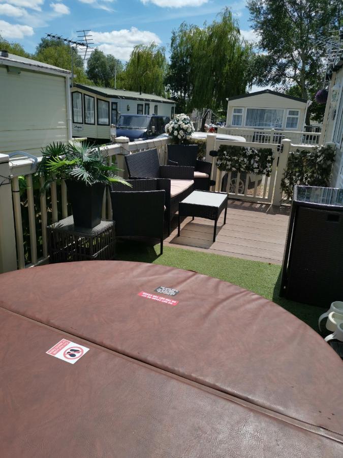 3 Bedroom Caravan With Hot Tub Tattershall Lakes エクステリア 写真
