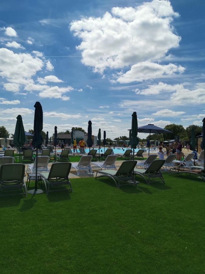 3 Bedroom Caravan With Hot Tub Tattershall Lakes エクステリア 写真
