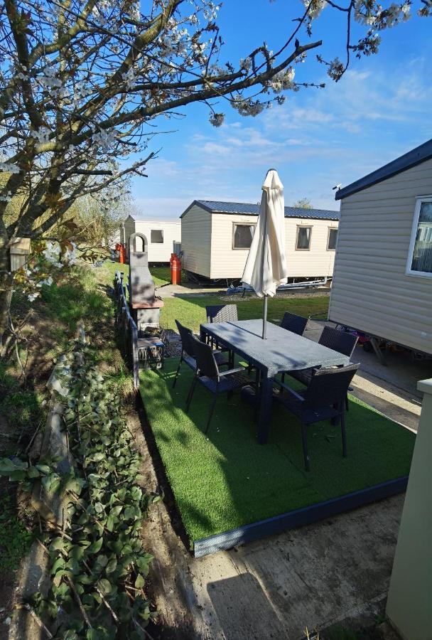 3 Bedroom Caravan With Hot Tub Tattershall Lakes エクステリア 写真