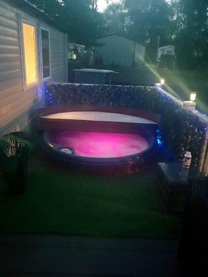 3 Bedroom Caravan With Hot Tub Tattershall Lakes エクステリア 写真