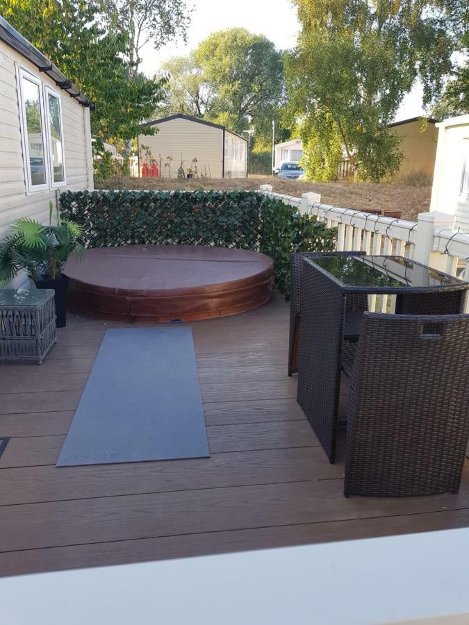 3 Bedroom Caravan With Hot Tub Tattershall Lakes エクステリア 写真